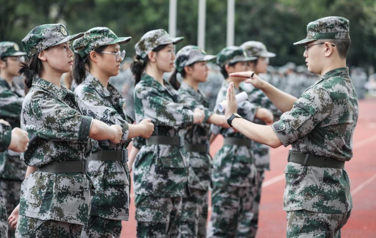 大陸擬修訂國防教育法,明定國中階段即可組織學生軍訓。圖為江蘇大學新生軍訓資料照。(新華社)