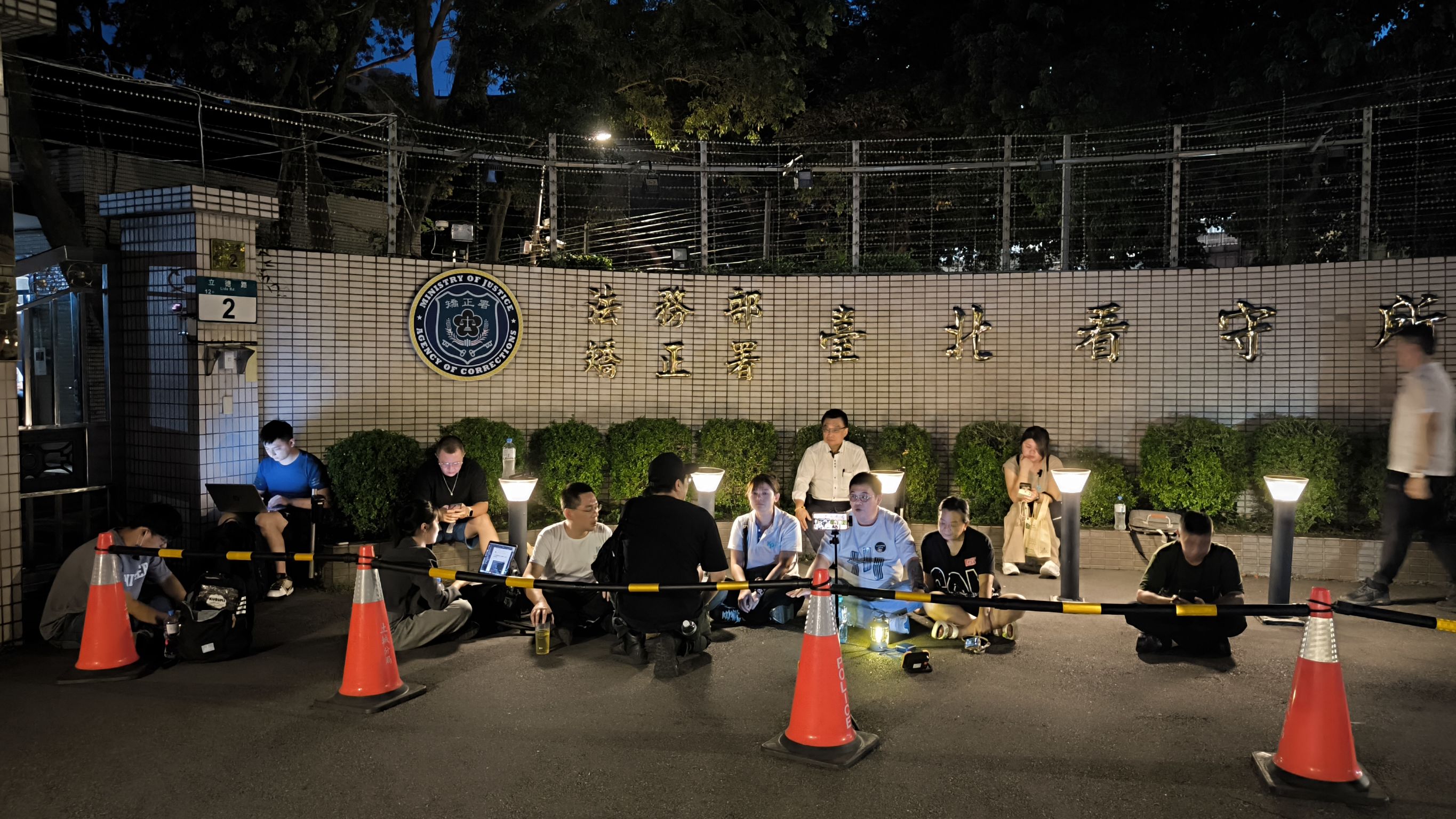 大約10多名小草在看守所前靜坐。記者黃子騰/攝影
