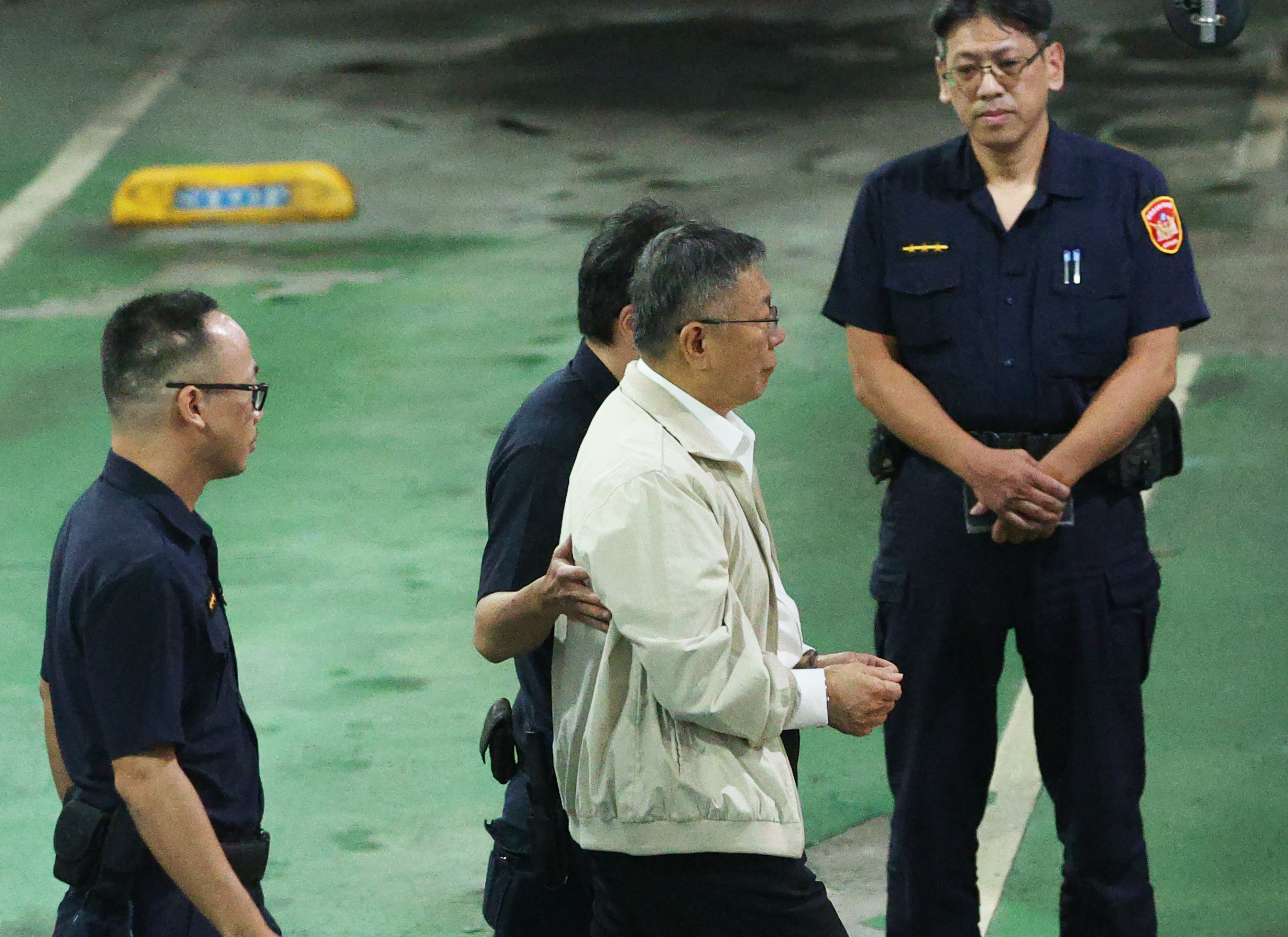 台北市前市長柯文哲(中)被控於京華城案涉嫌圖利等罪,台北地院上周四裁定羈押禁見。柯文哲昨天決定不提抗告。本報資料照片
