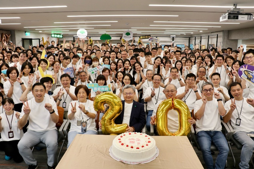 國泰證券迎接20周年，寫下200萬客戶數新里程碑。國泰證券董事長莊順裕(第一排左三)與總經理周冠成(第一排右三)勉勵同仁，以「客戶賦能」為初衷，探索產業無人區，滿足投資人所需。(國泰證券/提供)