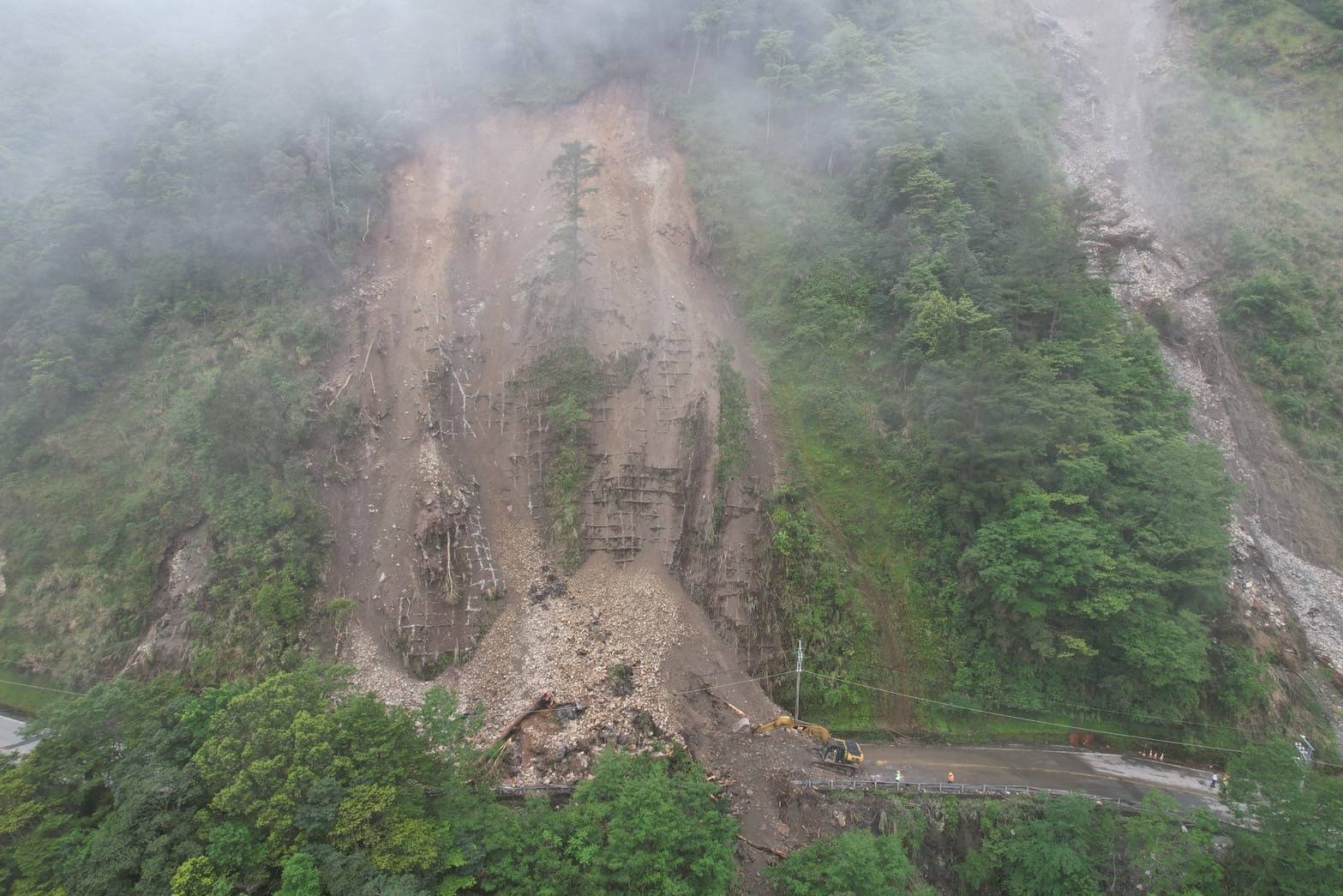 台7甲線中橫公路宜蘭支線遇到颱風或豪大雨經常多處大面積坍塌，在道路搶通前，南山、四季等村就成為孤島。圖／公路局提供