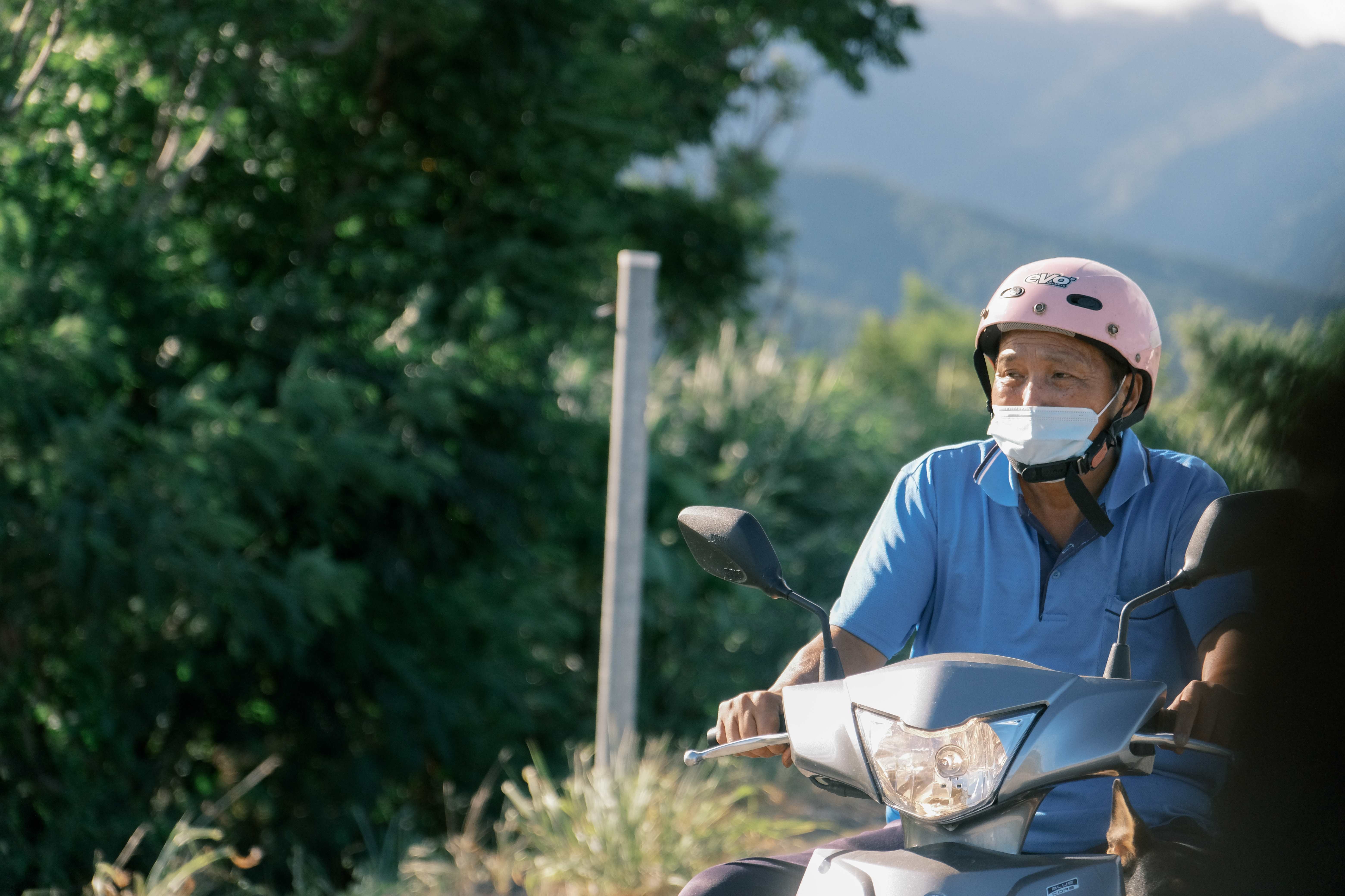 罹癌長者方先生獨自騎車就醫，長期舟車勞頓與孤獨感讓他多次萌生放棄治療的念頭。圖／台灣癌症基金會提供