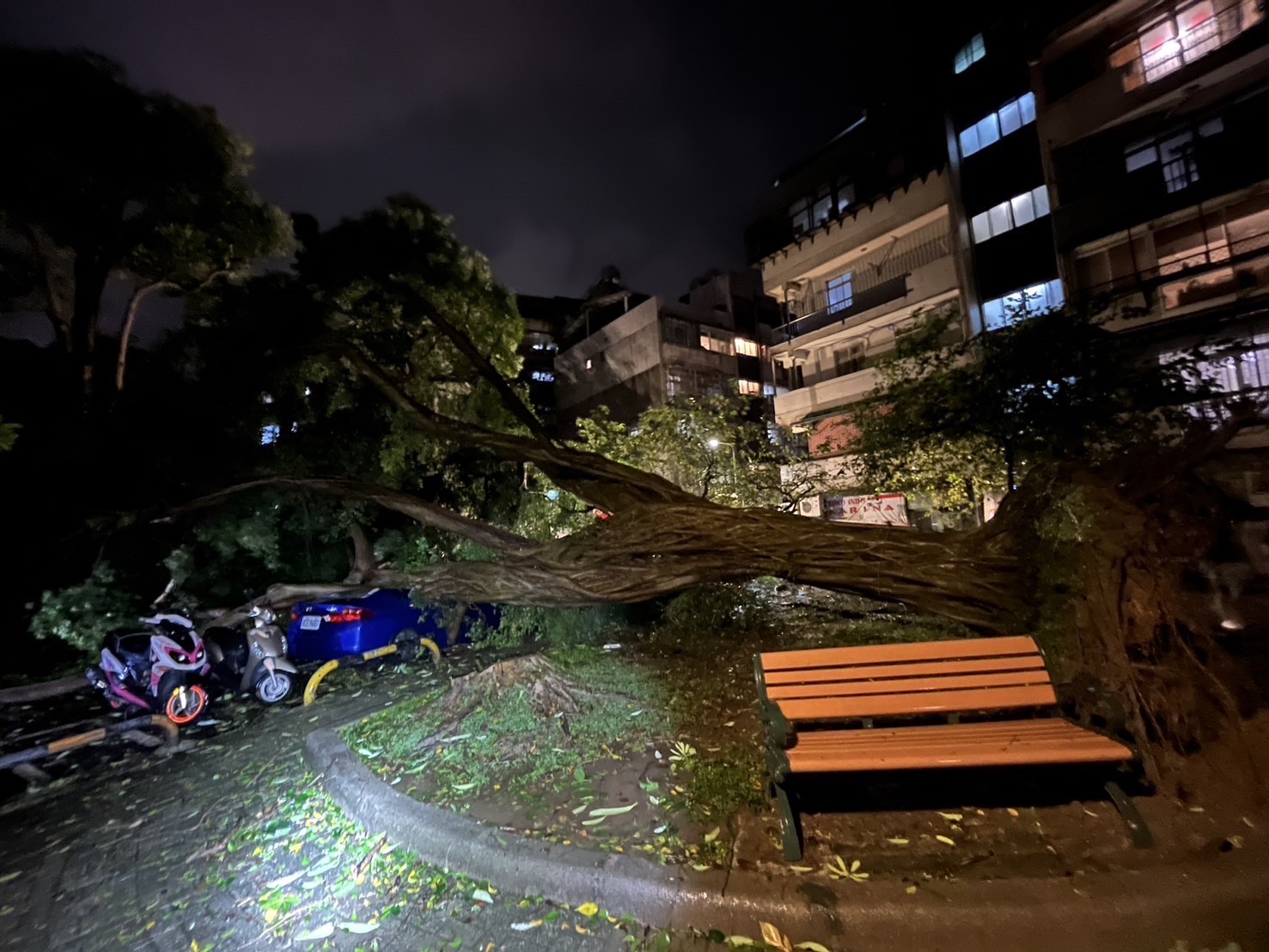 [新聞] 康芮颱風再釀1死！北市內湖騎士遭電桿砸