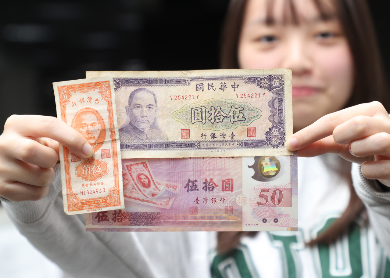 如何用美钞折鸡心（包含图片）, image size:1279x911