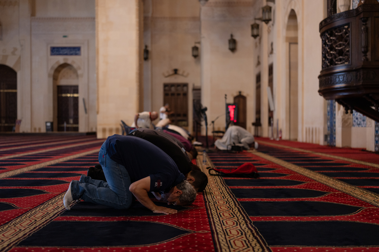 Near Beirut Martyrs Square, Muslim believers are in Muhammad. A Ming Mosque prayed and knelt down. Photo/ Photo by Chen Yanting