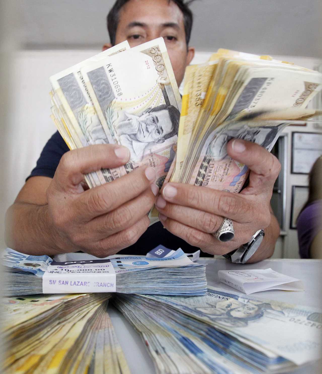 菲律賓披索匯率升至2023年以來最高得益於美元和油價走軟| 國際焦點| 國際| 經濟日報