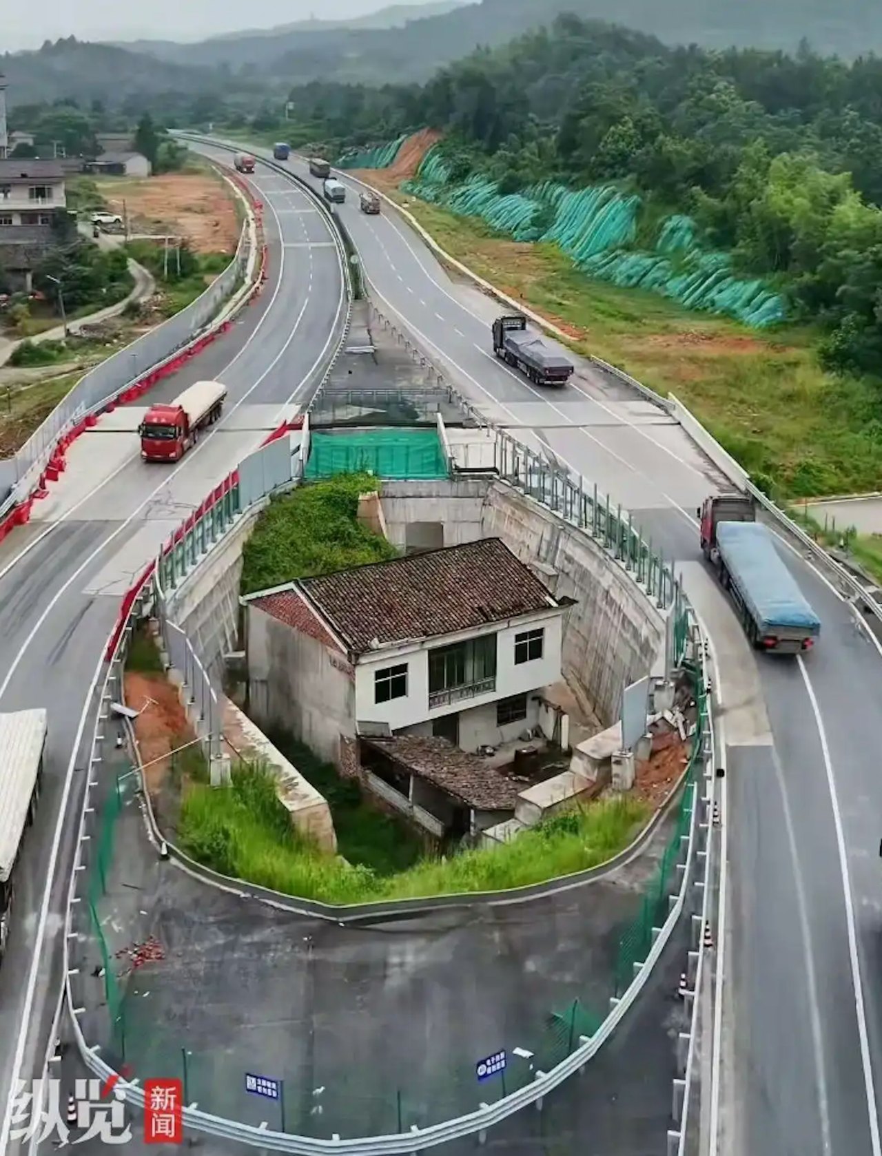 遭公路包圍！大陸江西最強釘子戶雜草叢生屋主難忍噪音搬離：後悔了