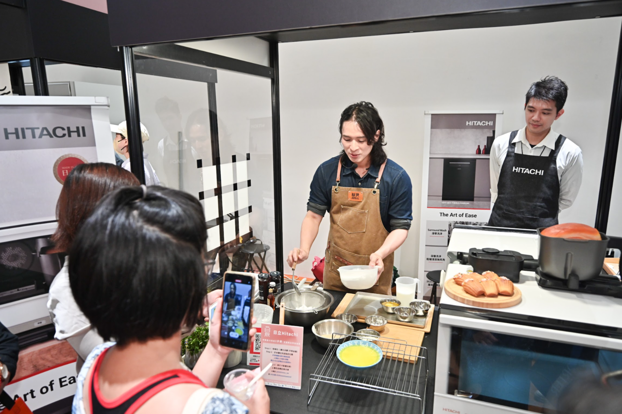 日立全能料理爐有蒸煮、烘烤、微波等功能，用來融化奶油非常快速。 圖／蔡鴻民攝影