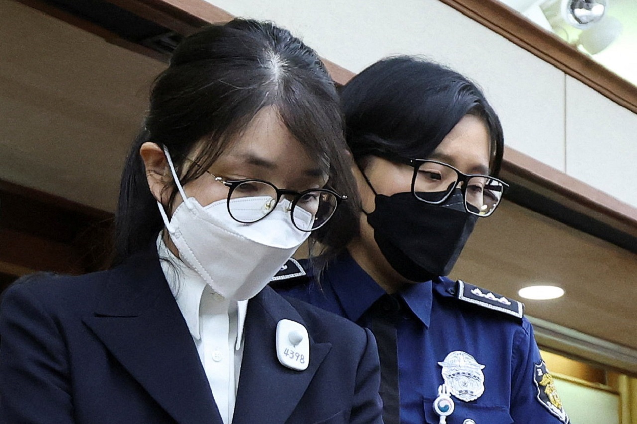 2025년 9월 교도관과 함께 법정에 들어서는 김건희