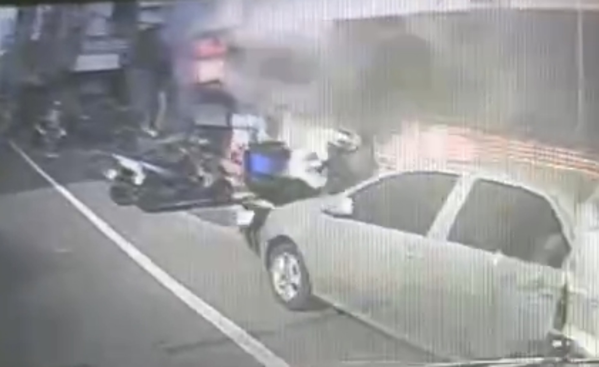 台南市消防局第五救灾救护大队复兴分队救护车13日执勤途中，发现路旁店家发生火警，救护员在确保车上患者安全无虞下，短暂充当临时消防队，展现救护人员冷静判断与专业素养。图／读者提供