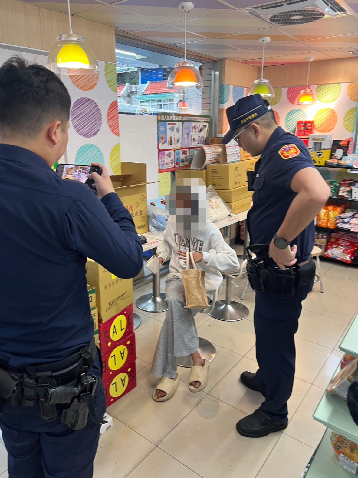 陈姓女子曾用假名在网路订购iPhone手机，到超商取货后，未付钱就离开。陈女下单购买iPhone17，到超商想重施故技被捕。记者邱瑞杰／翻摄