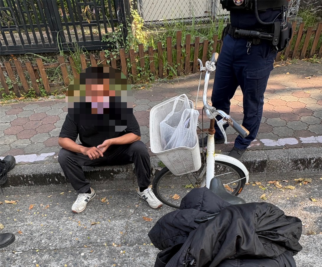 警方获报到场将曾男（左一）带回。图／读者提供