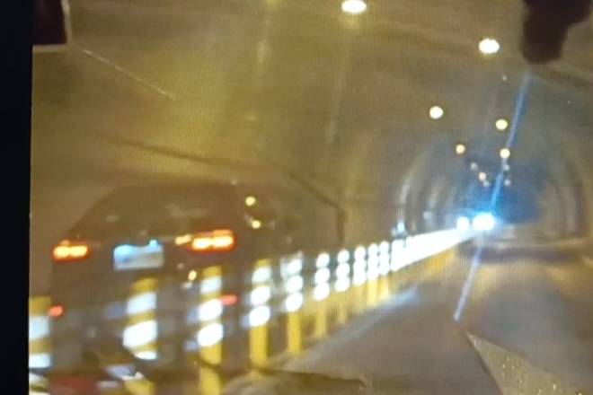 宜兰新澳隧道突遇逆向车，双方上演「顶尖对决」超惊险，黑车驾驶疑因未留意调拨车道而误闯。图／翻摄自threads影片