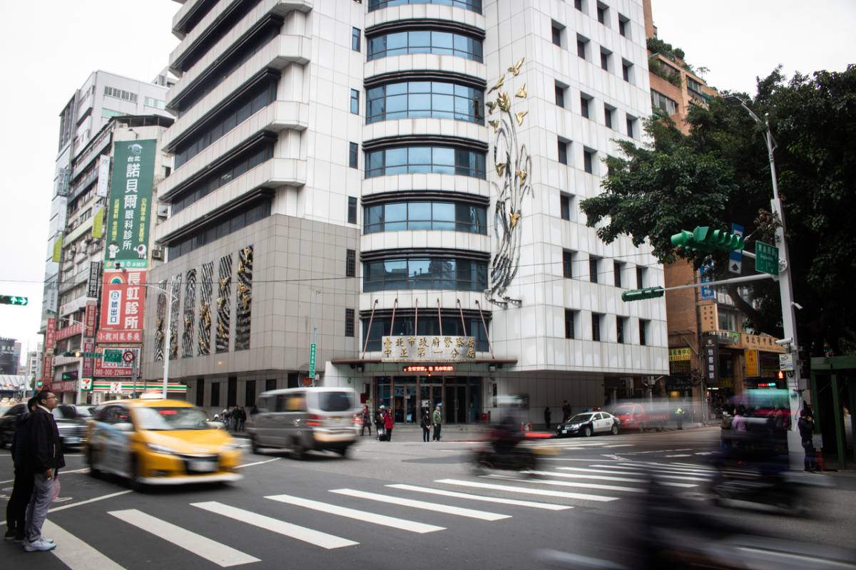 立委沈伯洋称与女儿遭男子靠近录影并质问「为何当网军？」，辖区中正一分局查出45岁林男涉案，主动侦办。记者李隆揆／摄影