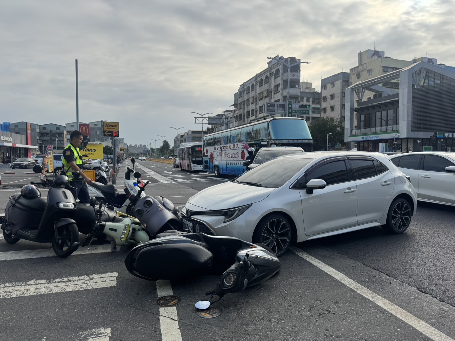 高雄蔡姓女驾驶今天下午2时45分驾车行经高市澄清路转弯未礼让直行车挨撞，后冲机车群酿4车6人受轻伤。图／读者提供