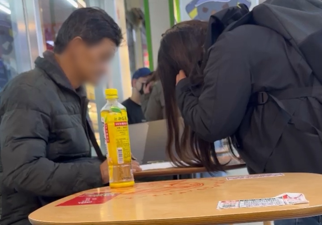 周男误信假投资广告，被诈团成员话术欺骗，面交20万元后又想加码，到农会要领出47万元时，员警劝阻，并逮住丁姓女车手，保住他的钱。记者邱瑞杰／翻摄