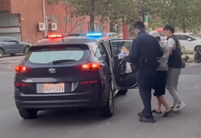 48岁郑姓男子今天上午8时许酒驾撞死正在执行收垃圾工作的23岁陈姓女清洁队员，酒测值高达每公升0.95毫克。联合报记者／袁志豪 翻摄