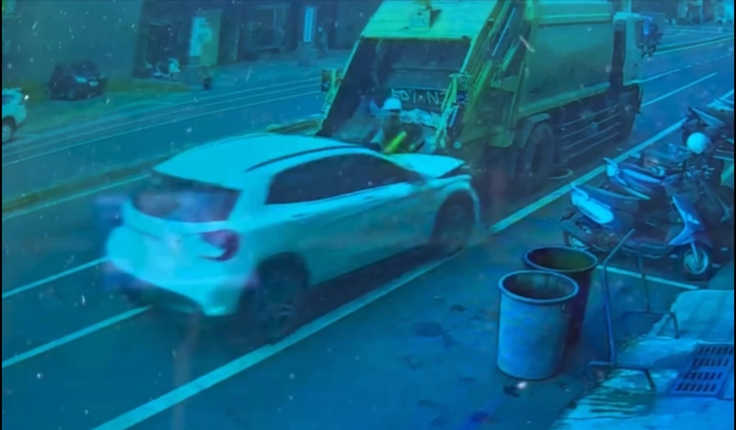 48岁郑姓男子今天上午8时许酒驾撞死正在执行收垃圾工作的23岁陈姓女清洁队员，酒测值高达每公升0.95毫克。记者袁志豪／翻摄