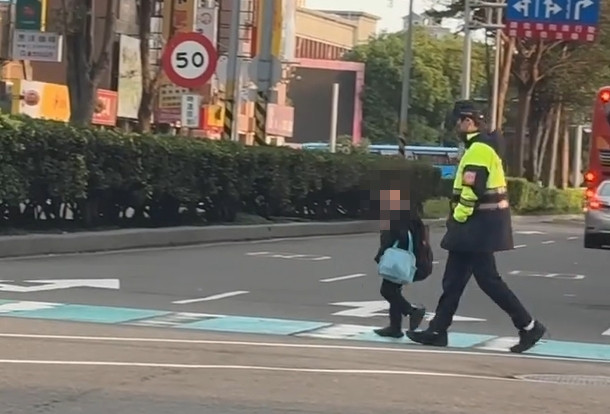 竹北警分局三民派出所警员林冠廷陪同年幼男童穿越繁忙马路的画面被路人拍下并上传社群平台上传至Threads，至今已累积超过2.6万人按下爱心。图／网友___.gladys授权提供
