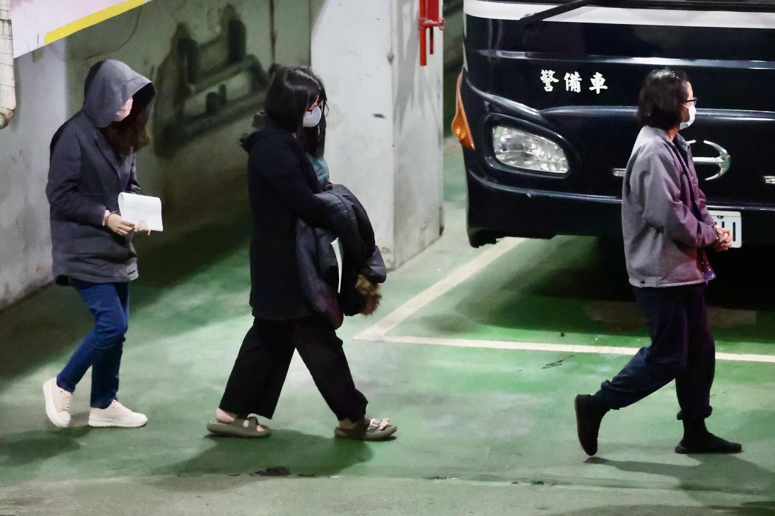 台北地检署追查太子集团洗钱案，今提讯在押的天旭财务主管陈丽珊（中）厘清金流。联合报系资料照