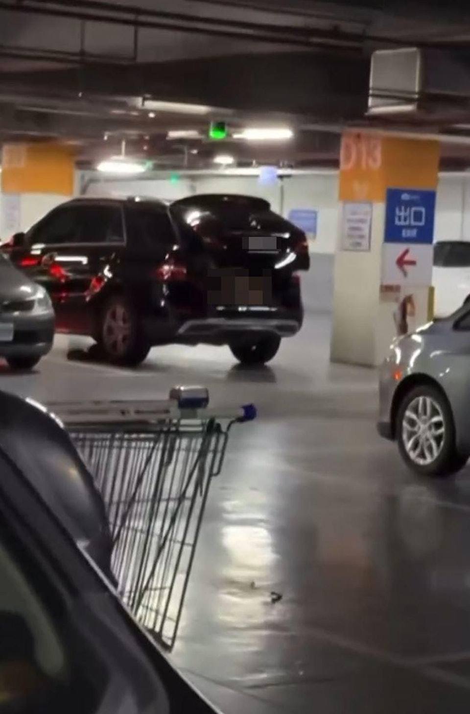 该辆平治当时停泊在台湾彰化1间连锁卖场的地下停车场，车尾箱掀开后，有1对男女裸露下半身。（threads影片截图）