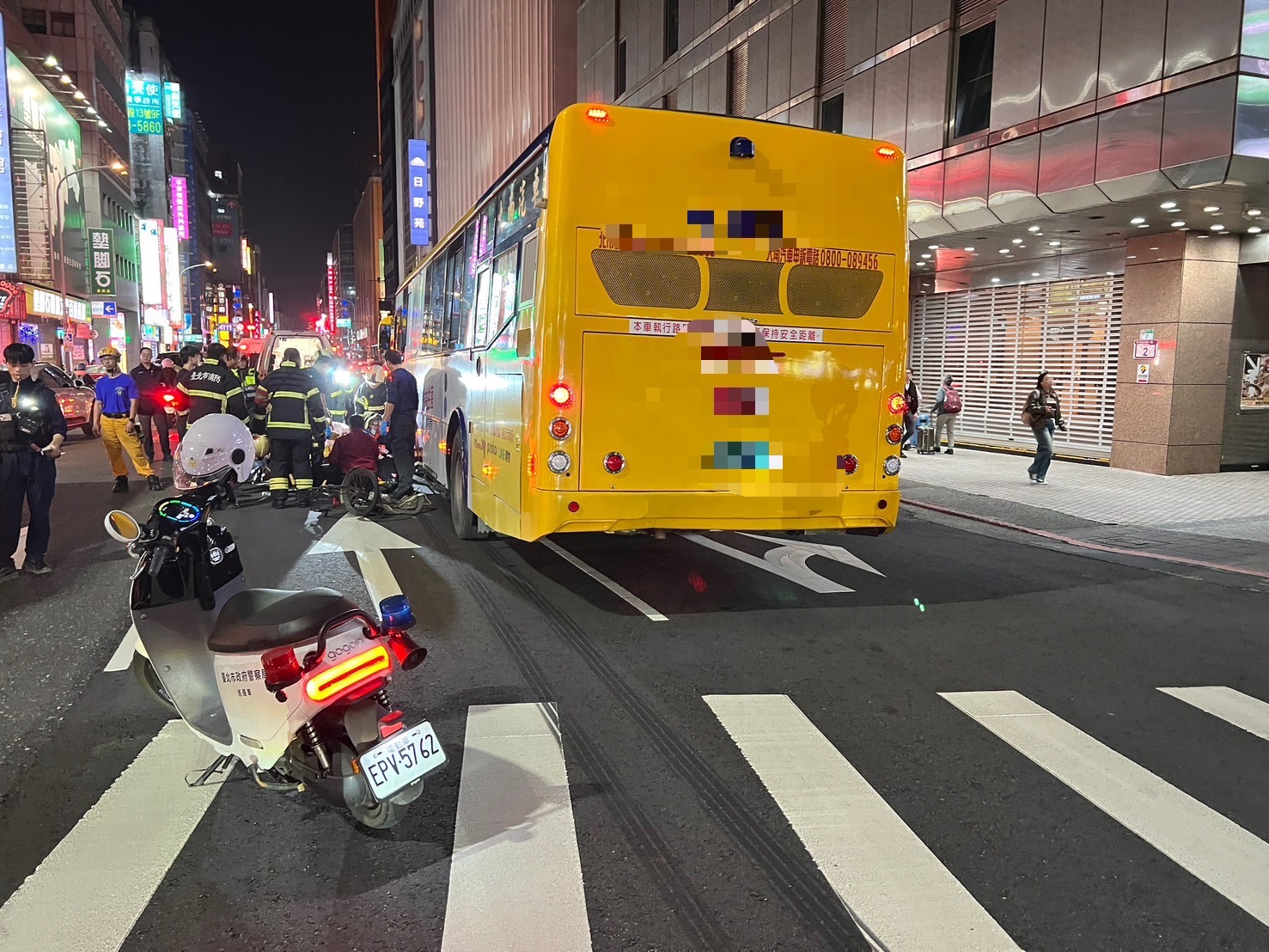 救护人员到场时，脚踏车骑士受困公车底，脱困时已无呼吸心跳，送往台大医院抢救仍回天乏术。图/读者提供