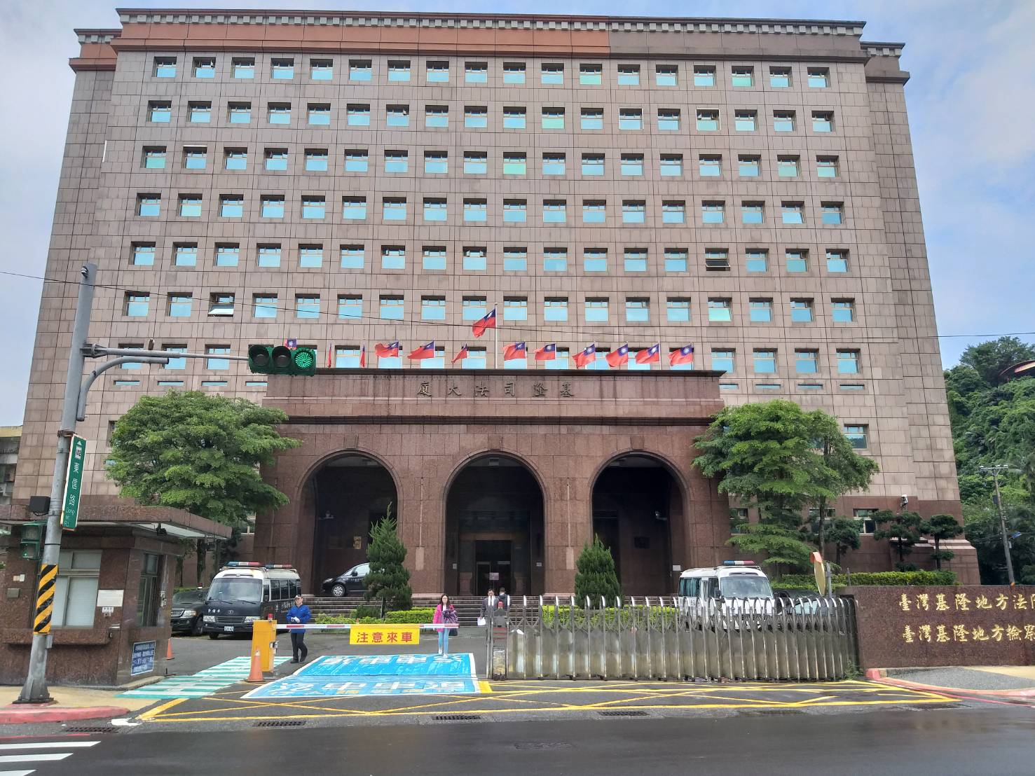 林姓男子收到保护令，并和妻子诉讼离婚中。他在儿子的书包等物品黏贴追踪器违反保护令。法官审酌他基于父爱触法，重判无法解决家庭问题，另可能在儿子心中种下不安因子，轻判拘役40天。报系资料照