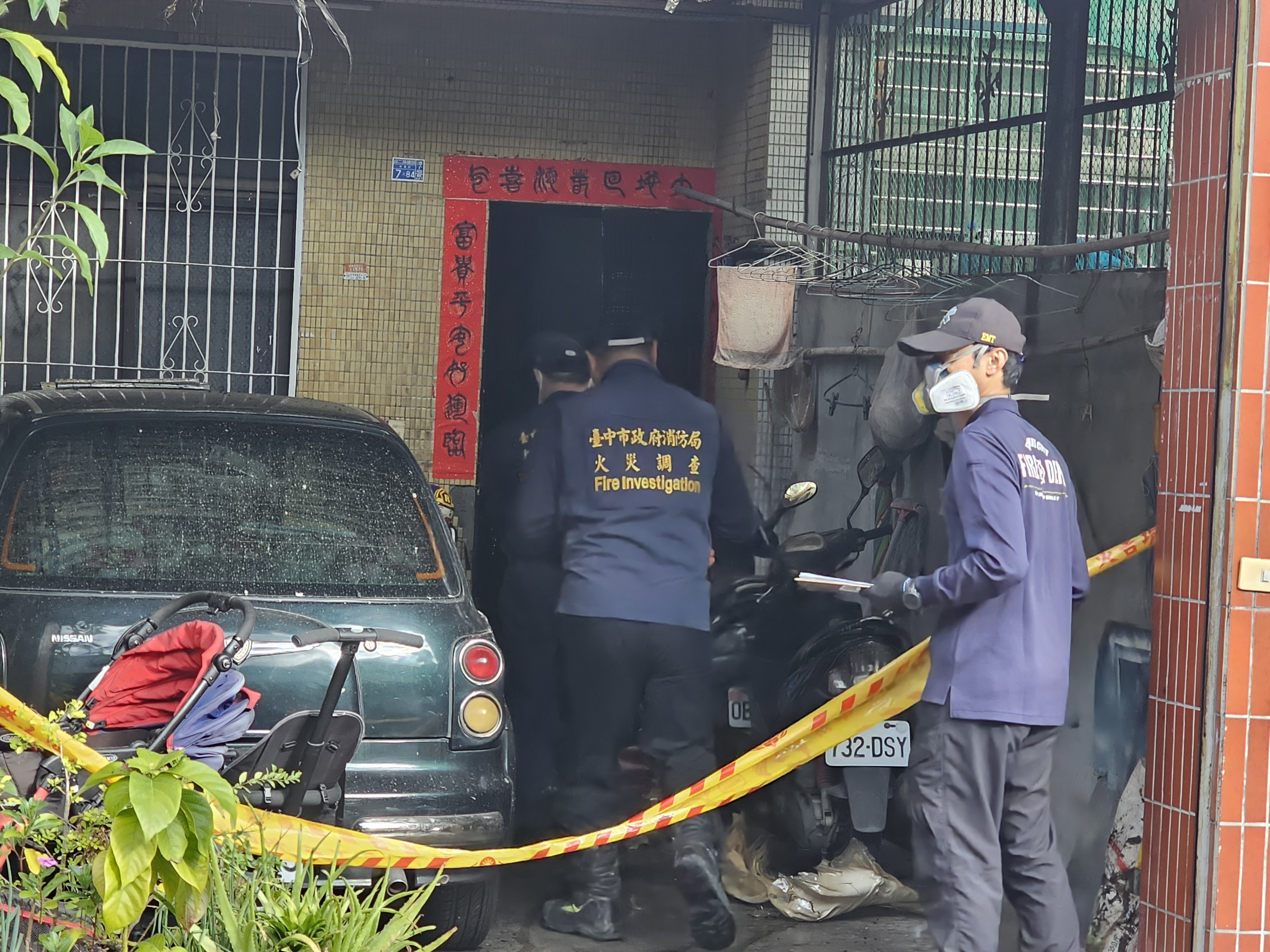 台中市潭子区今天凌晨民众大火，屋主烧死，消防火调人员到场鉴定。记者游振升/摄影