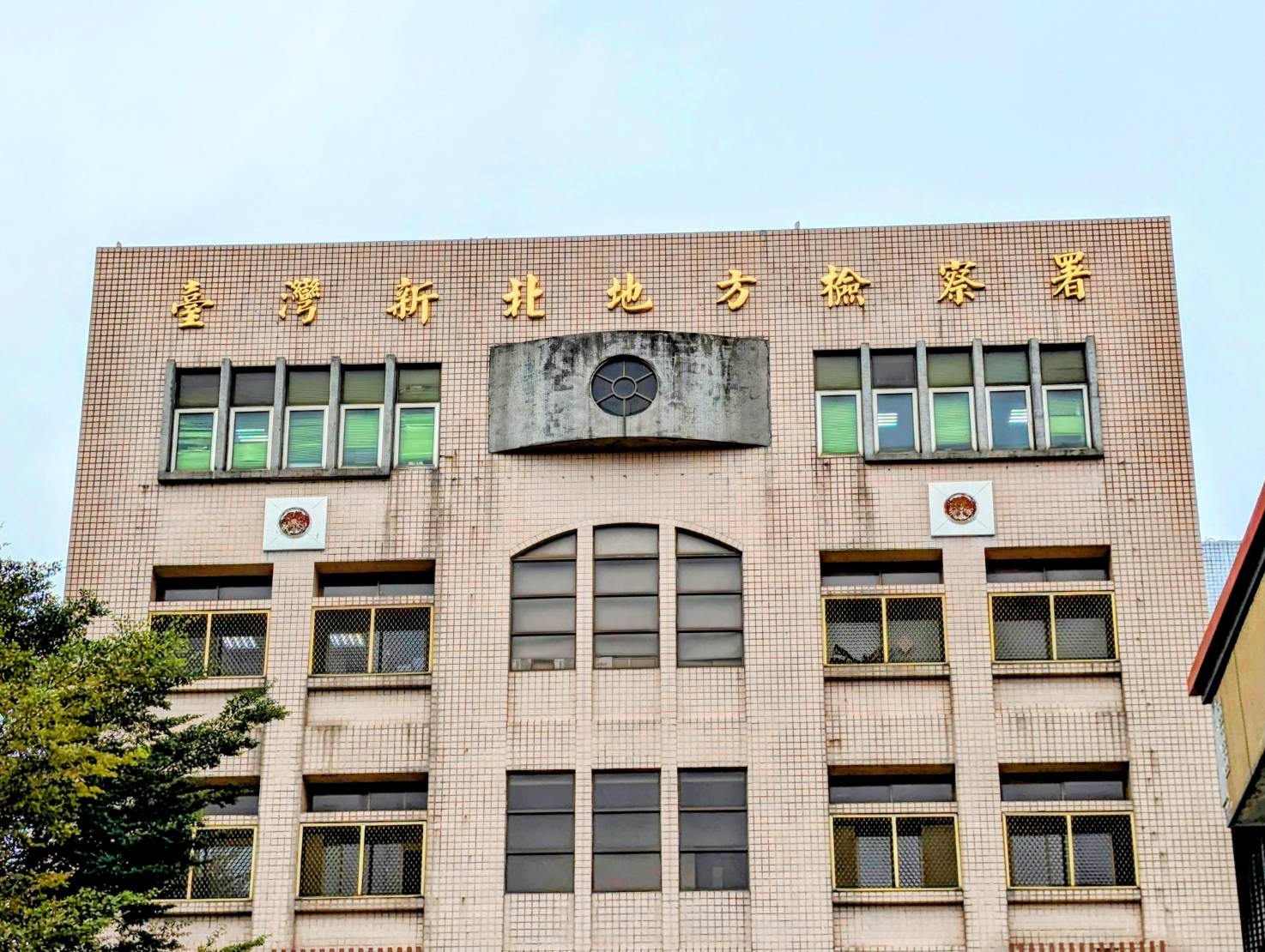 男子邹德钧以爱克、艾斯恩2公司名义成立水房据点，找来父亲邹毅强及吕士宏、董浩政等人作为金主，周宇宏、邓舜平负责指挥、调派车手，与陈冠豪、谢承杰、郑皓中所属的诈欺、博弈集团合作，利用虚拟货币将61.73亿洗钱至境外，新北检共起诉14人。图／联合报系资料照片