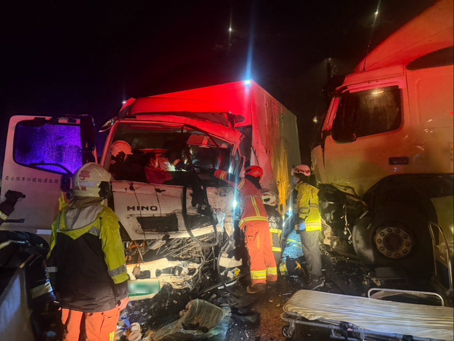 台二线瑞芳水湳洞凌晨联结车、大货车车祸2人送医，双向堵车2小时。记者游明煌／翻摄