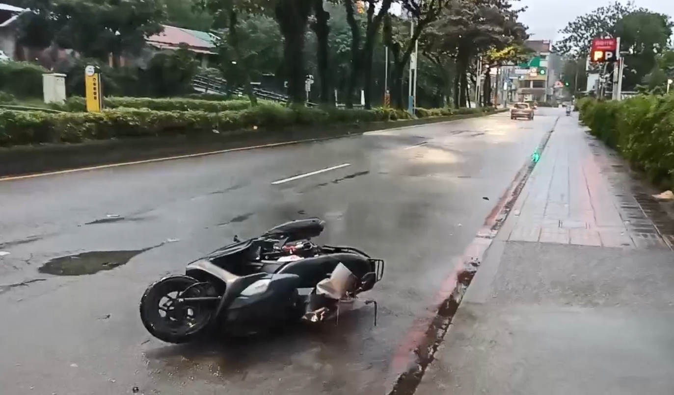 淡水红毛城前方今天清晨发生肇事逃逸车祸，1名44岁机车骑士送医不治，警方调阅监视器循线追到附近社区停车场找到严重损毁的疑似肇事轿车，已发出通知但车主尚未到案说明。记者林昭彰／翻摄