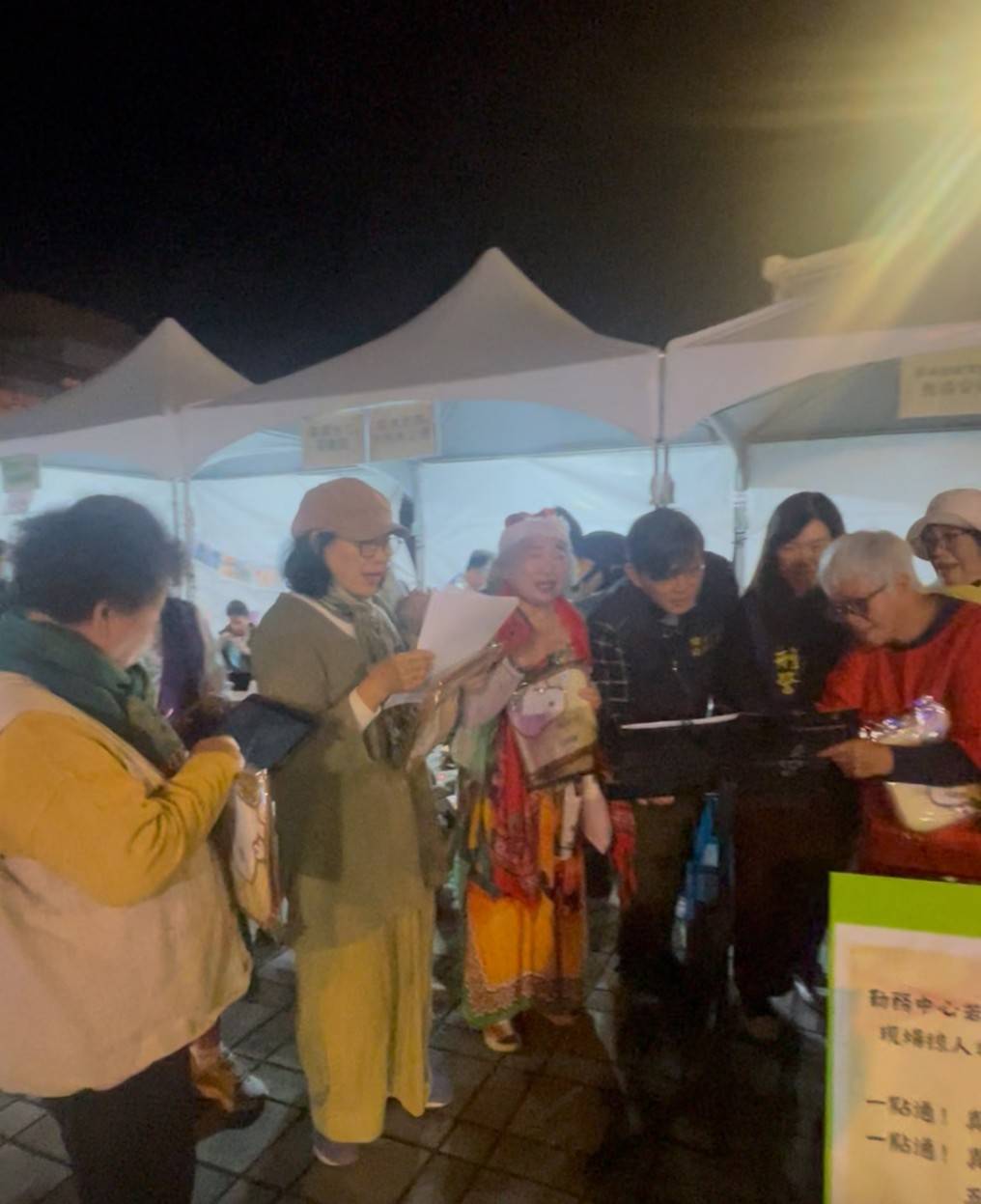 屏东县恒春警分局邀请恒春民谣老师与警方防诈骗宣导团合作，跨年晚会将恒春民谣经典曲调「桃花过渡」重新填词，歌词中描述打诈一点通、假投资诱骗养套杀等手法，结合在地特色。图／警方提供