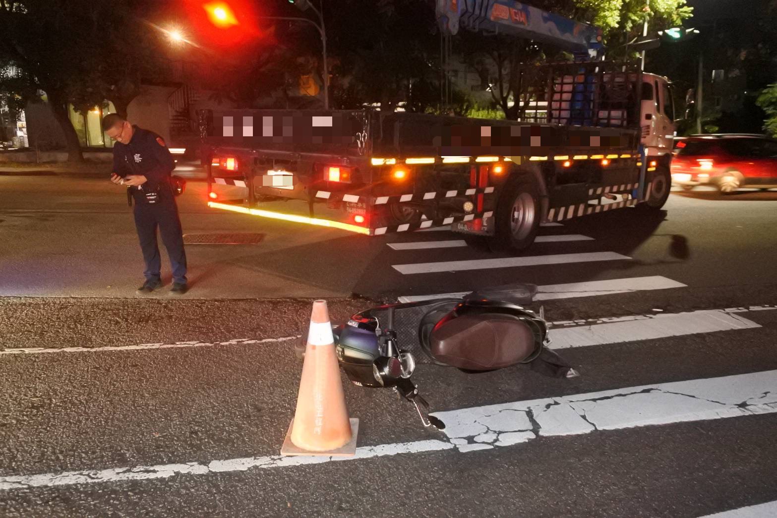 北屯区廍子路、军福十三路昨傍晚发生死亡车祸，蒋妇骑机车遭一旁货车碰撞后卷入身亡。图／警方提供