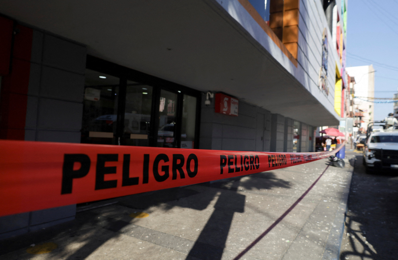 墨西哥南部今天上午遭遇规模6.5强震袭击，建筑物上的混凝土碎片散落在地上。路透