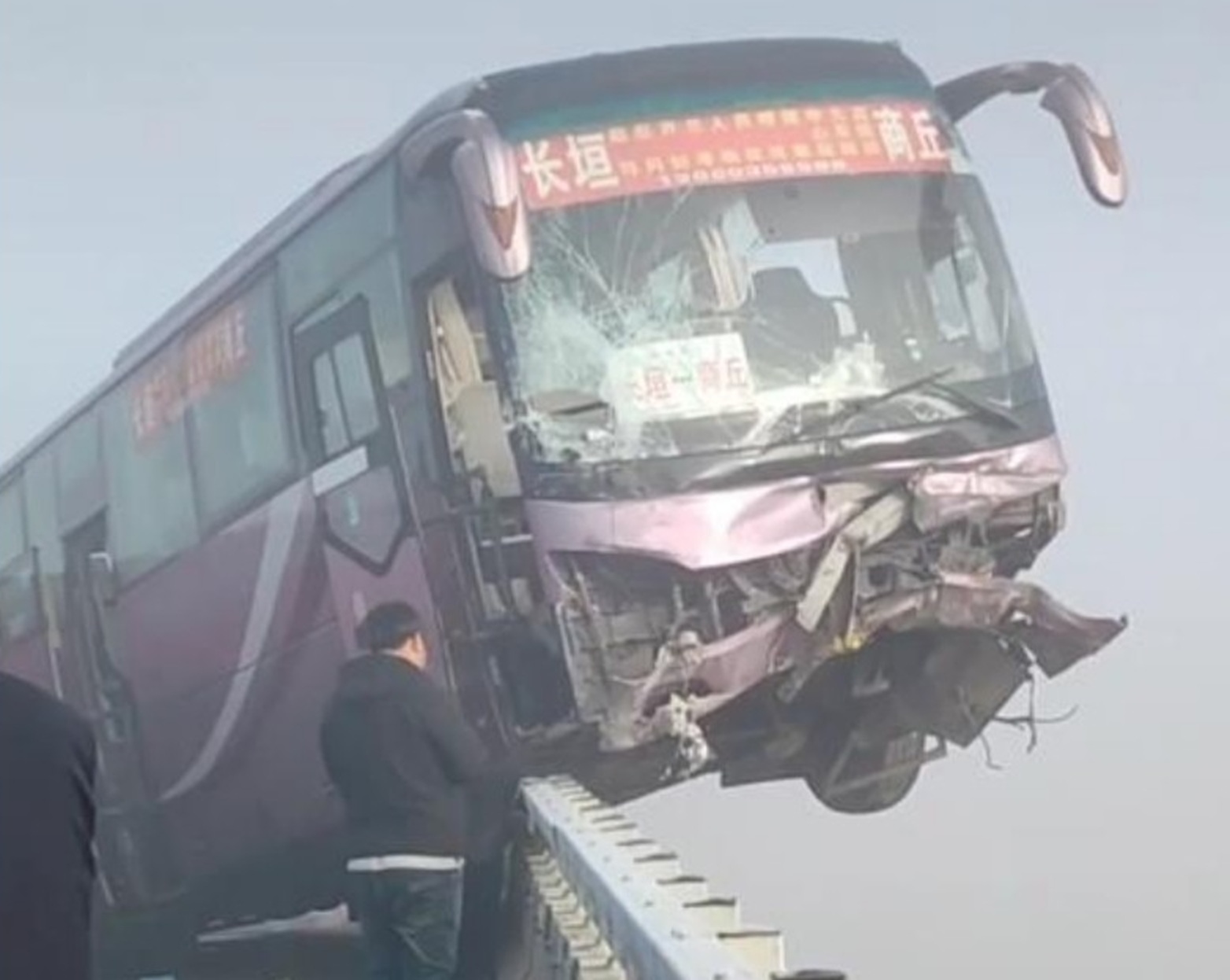 河南省开封黄河公路大桥2日发生多车连续追尾事故，惊悚的是，一辆载有6人的巴士冲上护栏，车头悬挂在半空中，险些坠桥，所幸经过救援后，包括司机共6人成功脱困，且无生命危险。图／取自极目新闻