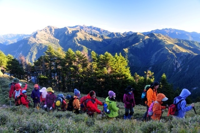 觀光局定調明年為脊梁山脈旅遊年,但會外語、有高山嚮導證又有導遊執照的人非常難找。記者邱德祥/攝影