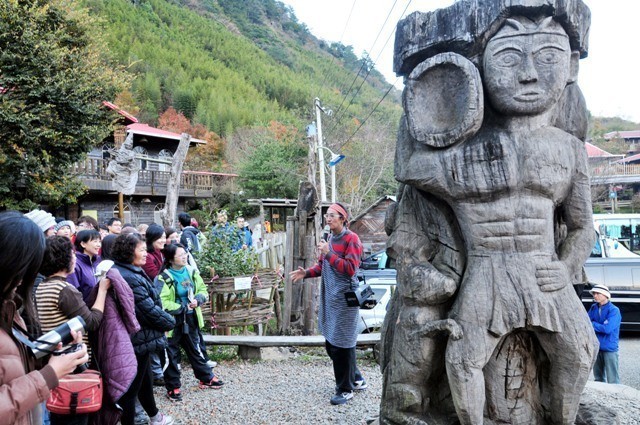 司斯馬庫斯部落解說員正向遊客說明部落歷史,受限於法令,活動只能以導覽體驗等方式進行。