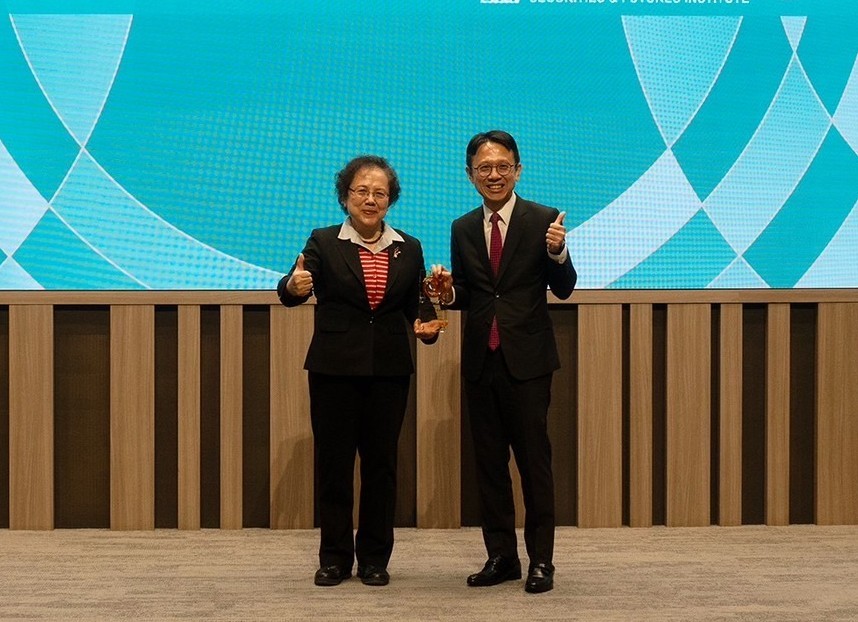 宏遠證券總經理林禎民(右)代表領獎。