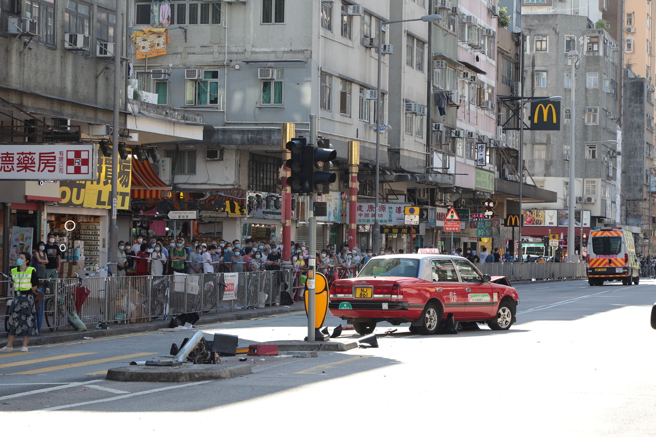 香港的士撞人群1死9傷路人抬車救命網讚守望相助 港澳大小事 中國 世界新聞網