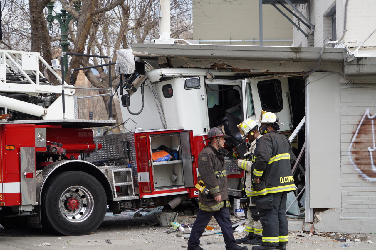 屋崙消防車躲避車輛失控撞進公寓3消防員受傷 灣區生活 舊金山 世界新聞網