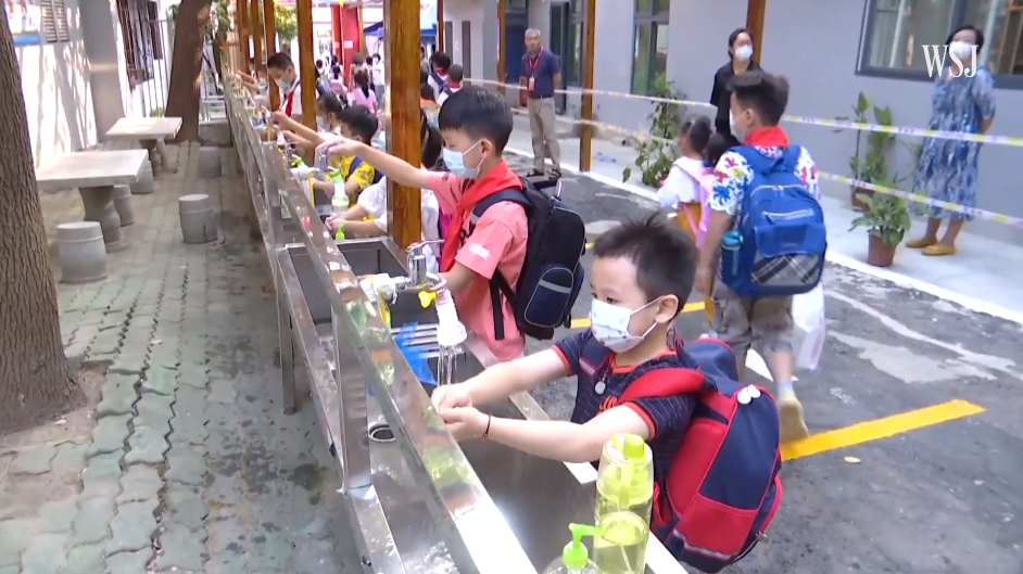 小学生们都开学了。（视频截图）