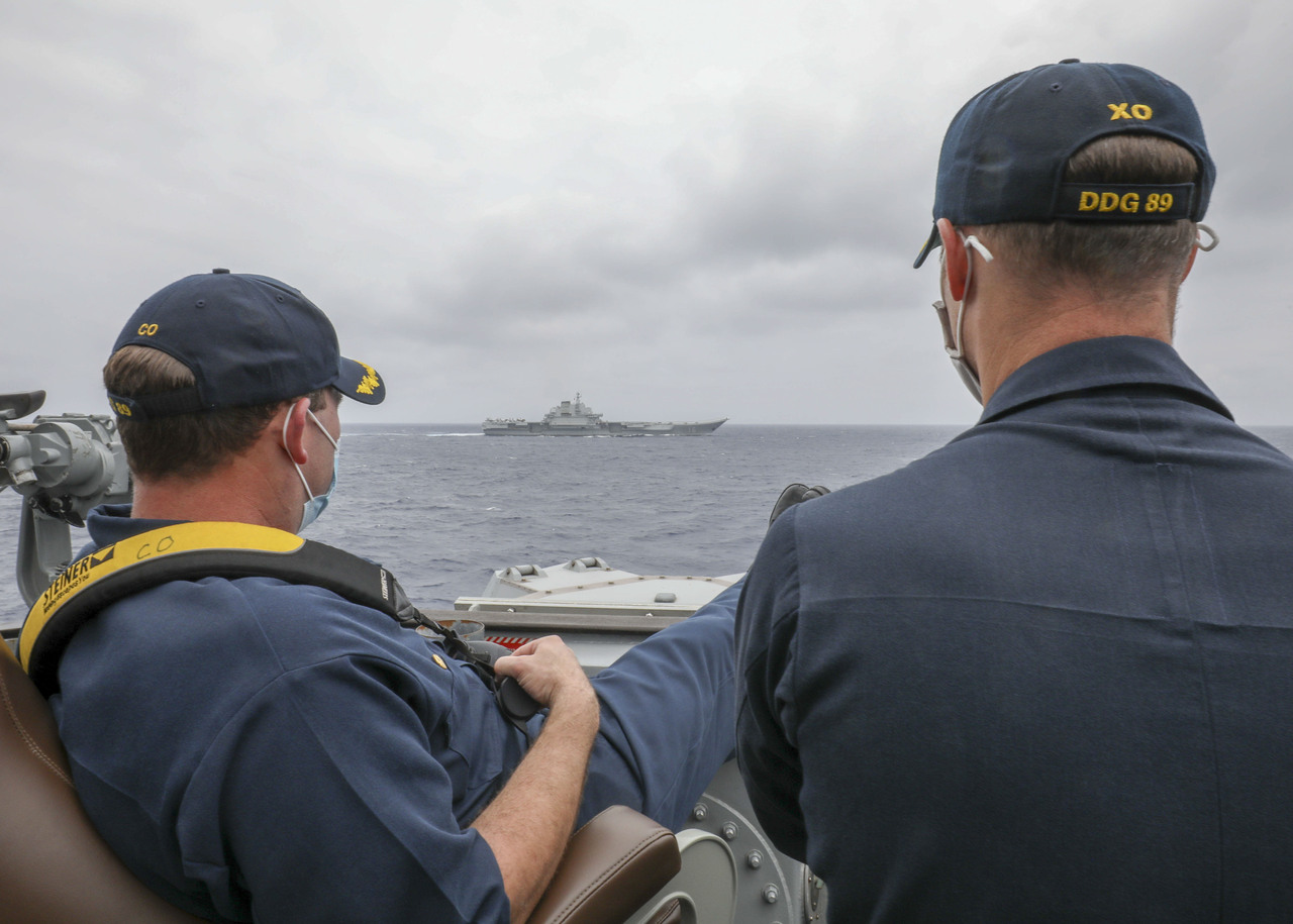 近距離並排航行 中遼寧號與美馬斯廷艦海上 碰面 中國即時 中國 世界新聞網