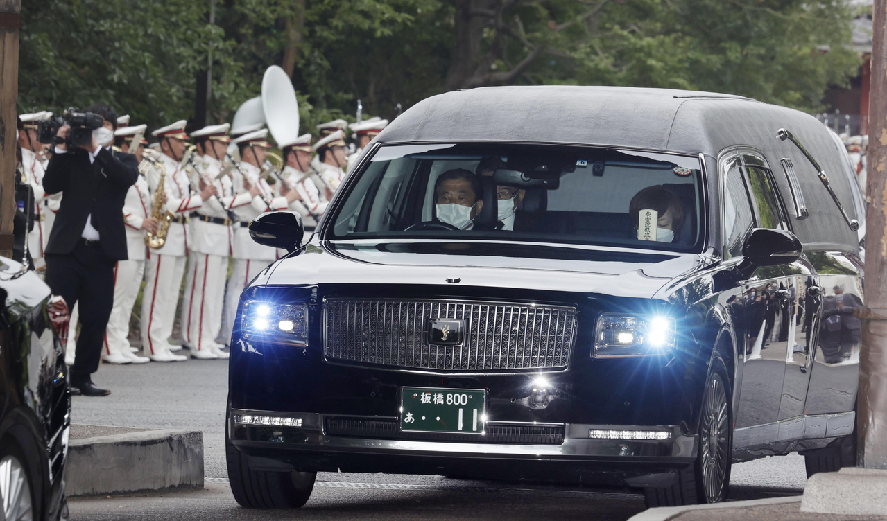 圖輯 安倍靈車最後巡禮民眾夾道目送最後一程 焦點即時 焦點 世界新聞網