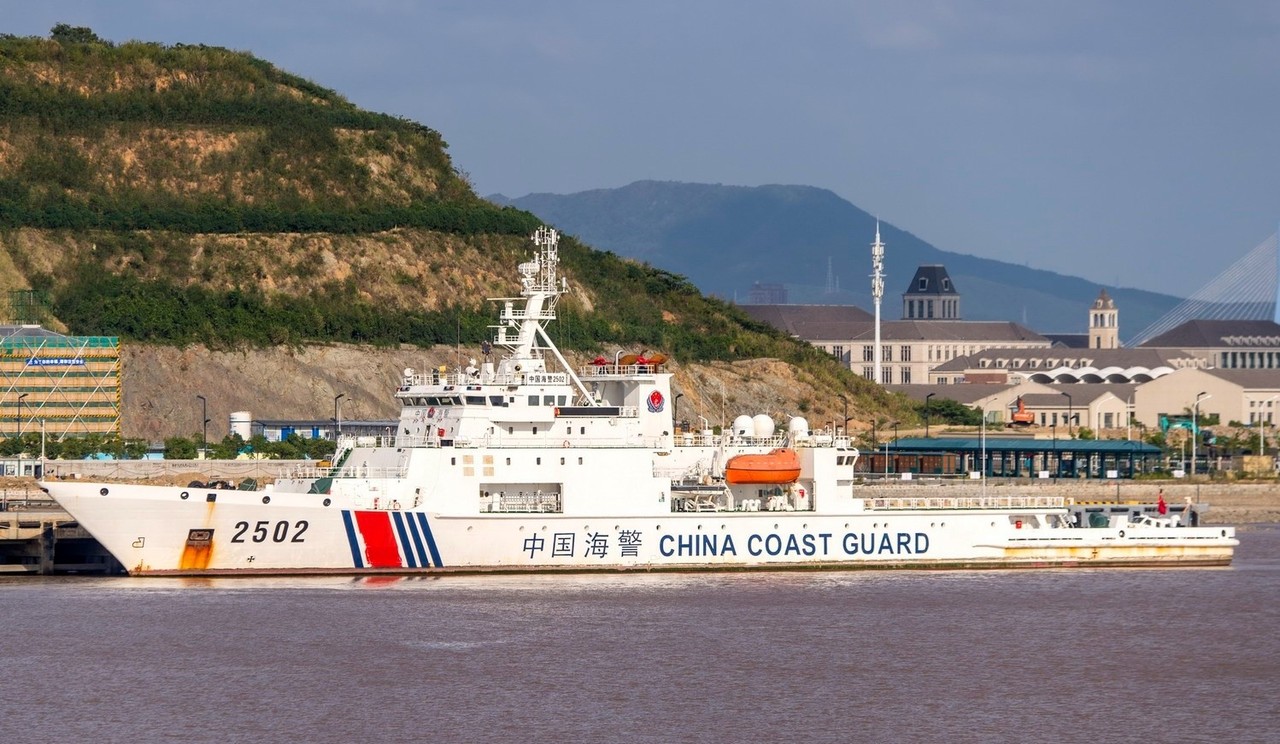 日方称中国海警船首次搭载76毫米舰砲进入钓鱼岛「领海」。图为中方公布25日编队巡航钓鱼岛的2502海警船。（取材自微博）