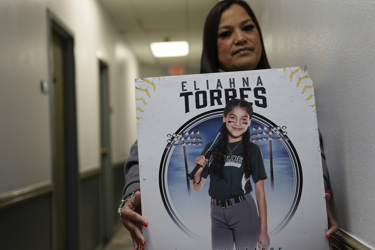 卓拉‧托瑞斯代冤死枪下的10岁女儿艾莉亚娜‧托瑞斯。提诉警察、学区和枪枝制造商为被告。图／美联社