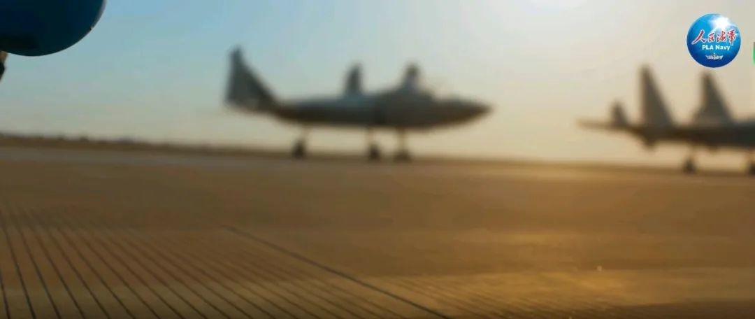 海军招飞宣传片埋「彩蛋」，疑似歼35的新型舰载战斗机「遮面亮相」。（取材自环球网）