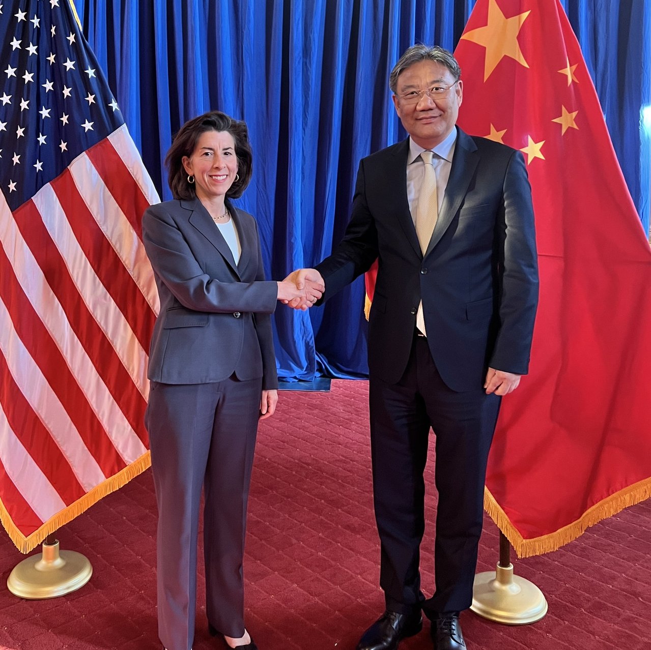 中国商务部长王文涛25日在华府会晤美国商务部长雷蒙多。(取材自雷蒙多推特)