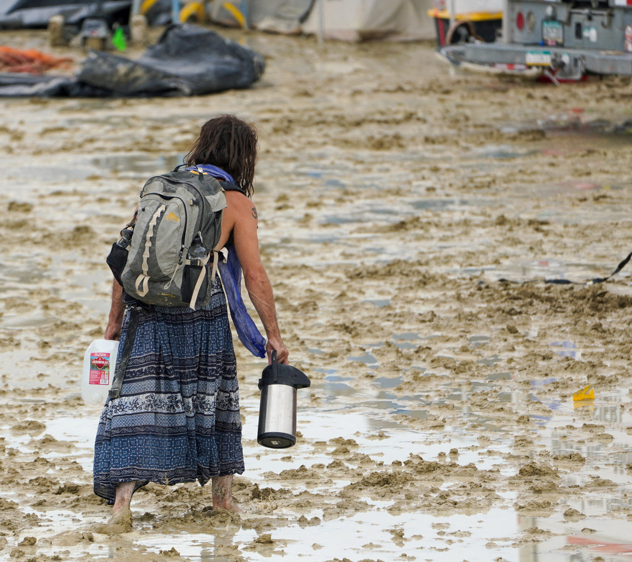 内华达州火人祭活动遇暴雨1死逾7万人受困泥泞场地| 美国即时| 美国