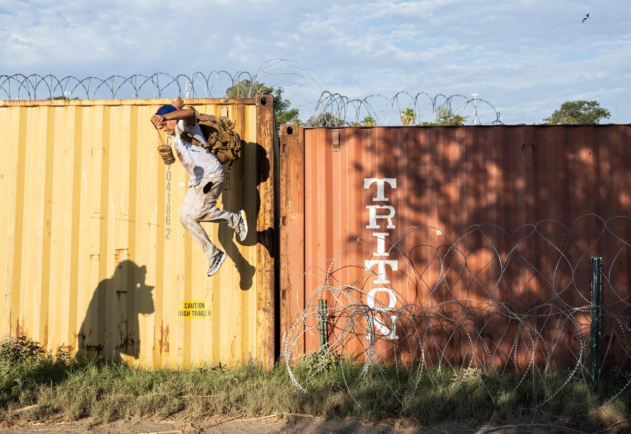 边界直击执法人员拉开铁网助无证客入境围墙形同虚设| 话题| 焦点 
