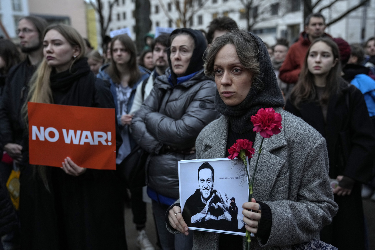 俄移民涌入欧洲各地街头悼纳瓦尼批普亭是凶手| 国际即时| 国际| 世界新闻网